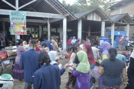 PEMBAGIAN MASKER DAN JAMU TRADISIONAL MAHASISWA KKN UNESA